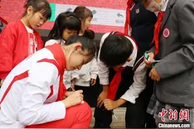 空手道世锦赛冠军龚莉勉励母校学生：成为自己想成为的人图片