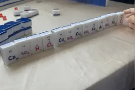 化学课变 “麻将局”！网友：这牌没点知识和不了图片