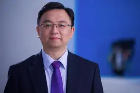 王传福坐地铁参加北京车展引热议 网友：大佬太低调了图片