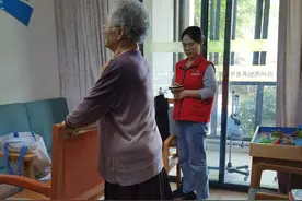 养老院里“代际融合”，见证互相成就的温暖图片