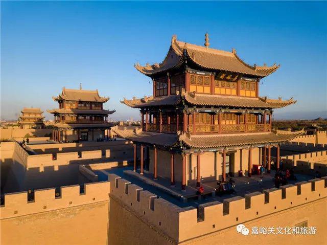 边关鼓角VS驼铃声声，嘉峪关的“双面人生”，太绝了！