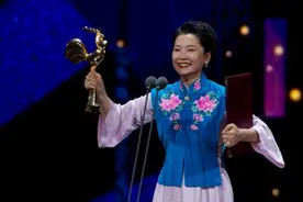 哽咽怒批行业现状的著名女演员，又哭了！图片