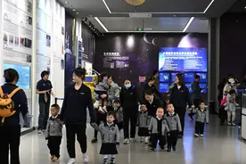 航天那些事：月球“挖土”小能手图片