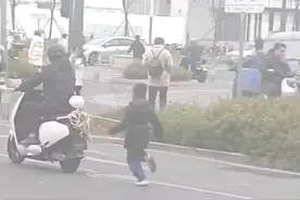 男子骑电动车用绳子拴着小孩跑，深圳交警：不允许，将核查处理图片