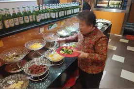 养老在北京|为何北京老人钟情自助餐厅？实惠之外的社交圈图片