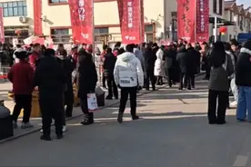 刘强东给老家乡亲送年货发红包，00后志愿者被网友“相中”，直播秒变相亲：嫁过去！图片