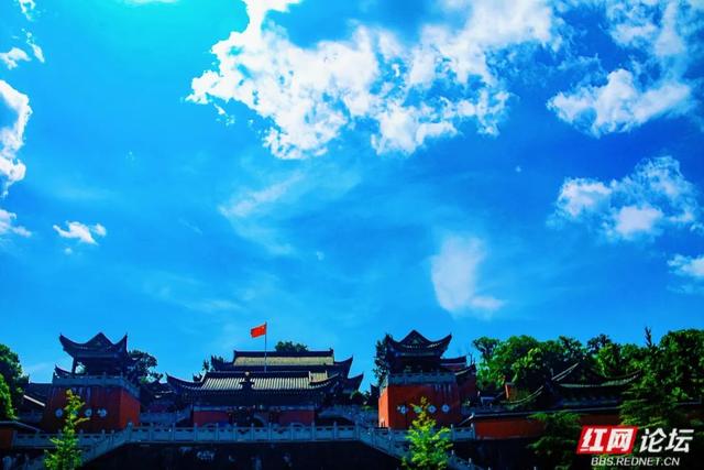飞檐藏云，蝉声染绿：寻找零陵的夏日慢镜头