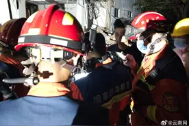 被困近40小时！中国云南救援队在缅甸救出的幸存者是一位约60岁的女性图片