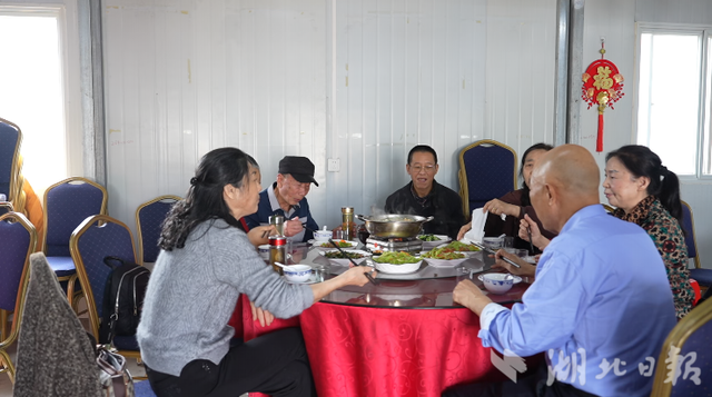 大悟：红叶映山秋意浓   层林尽染引客来