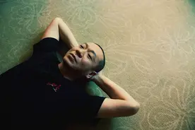 梁龙：这个世界转得不够快图片