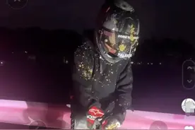 因摩托车炸街扰民 贵阳村民用大粪封路？官方：并非故意倒的图片