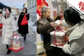 两女儿给爸爸过66岁大寿：手提礼物高喊口号 热闹又温馨