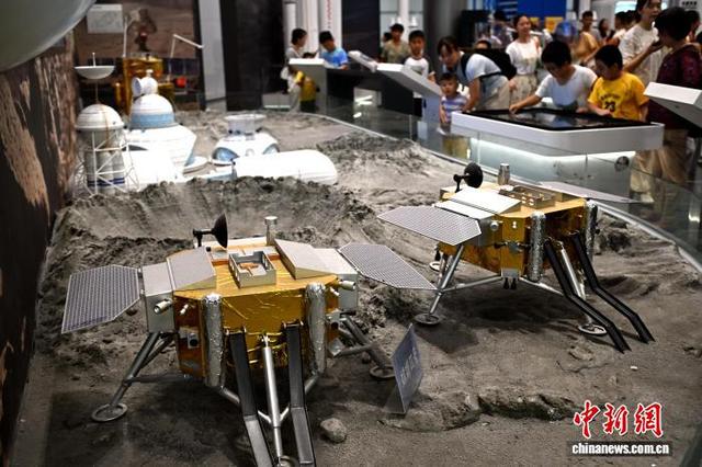 福州：市民走进科技馆感受航天航空等科技魅力