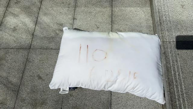 带血枕头从天而降，报警救人的外卖小哥是他！19岁小伙被17岁女友十万元卖到缅甸，被打到失聪，家人支付35万元将其赎回 ｜来听新闻