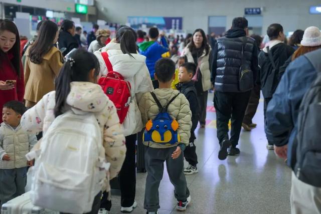 这几天，成都算是捅了“孩子窝”了