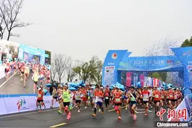 《徐霞客游记》开篇地迎万人赛事 宁海马拉松鸣枪开跑图片