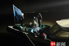 四名非法垂钓者骆马湖遇险！一场惊心动魄的救援行动在凌晨紧急展开图片