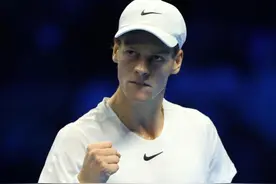 ATP年终总决赛：辛纳首胜焦科维奇，齐齐帕斯因伤退赛图片