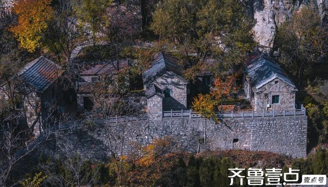 壹点号·秀山东丨淄博牛记庵：秋色浸染古村落，金黄火红映石巷