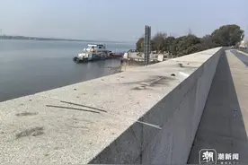 交付三个月的海塘被熏黑，闻堰江边的烟花很美，但留下的痕迹却不好看图片