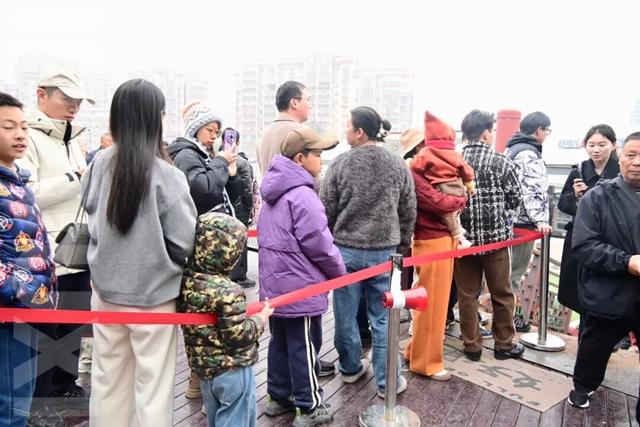 爆满！今天无锡这里排起长队