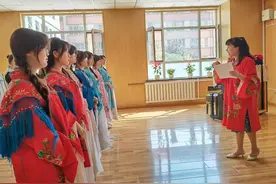她用了18年，只为上好国粹这门课图片