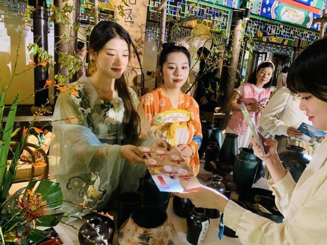 汉服执灯引客来，文旅温暖服务润人心
