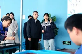 区委书记龚宗元看望慰问一线妇女代表，向全区妇女致以节日的问候和美好的祝愿图片