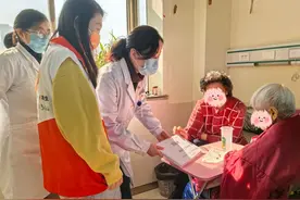 健康小站丨“能遇到你们真是太好了！”96岁的她在这收到了一份特殊的礼物图片