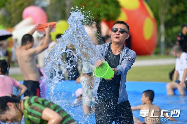 组图丨月亮岛上云南泼水节开泼啦！“逗着云南嘉年华”启幕