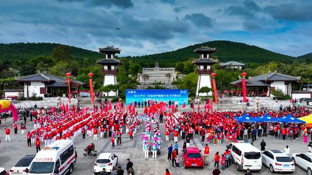 2000余名徒步爱好者汇聚智圣故里 共赴山水之约
