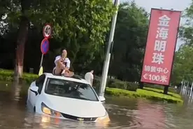 大连突降暴雨致2人意外死亡，市民：蹚水上班，积水深至大腿根，市政开挖掘机运人图片