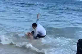 暖心一幕！深圳一幼童海滩险些被海浪卷走，好心大哥飞奔捞起图片