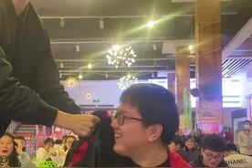 “社牛”在食堂突然给同学送生日惊喜，寿星：又惊讶又尴尬，一辈子忘不了图片