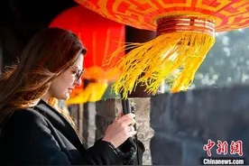 （新春走基层）品味“中国年” 外籍主播组团打卡浙江嘉兴南湖图片