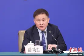 潘功胜：今年中国央行将择机降准降息图片