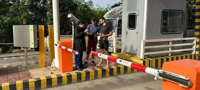 误入巧家南收费站，外国骑友遇上超贴心的中国服务