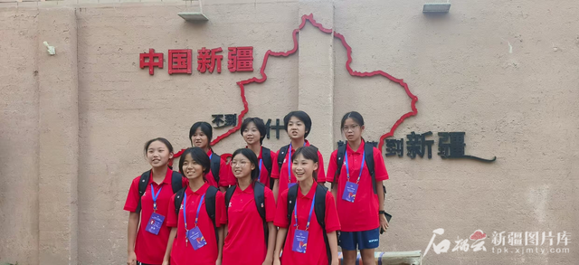 绿荫少女邂逅喀什古城：一场文化与青春的交融之旅