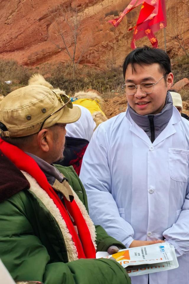 洛阳各界代表赴宁夏固原慰问“东天山来的骆驼队”