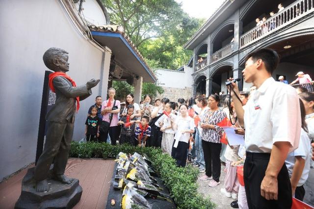 重庆红色游受青睐
