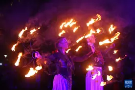 白俄罗斯举办火焰表演艺术节图片