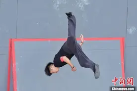 海内外跑酷选手挑战张家界天门山999级“天梯”图片