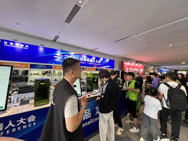 机器人上岗！“智愿者”为观众提供展会服务