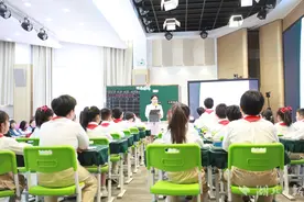 语数双师同讲“田忌赛马”，武汉探索跨学科教学新范式图片