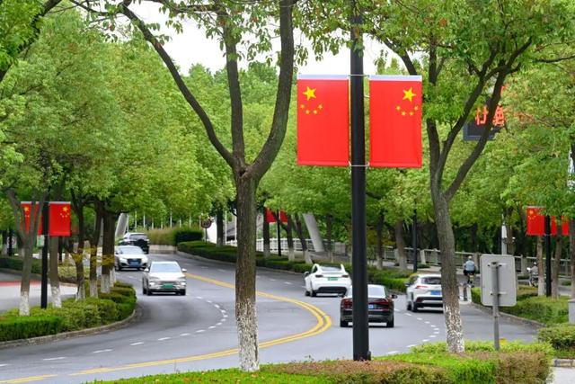 向祖国告白，满城尽是“中国红”！