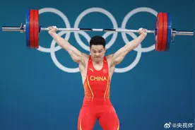 举重男子73公斤级遗憾无缘奖牌，石智勇赛后流泪：内收肌可能断了，我听到“啪”的一声图片