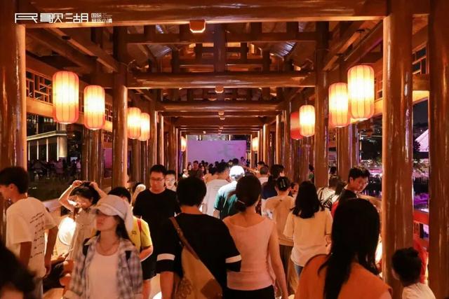民歌湖风雨桥正式通桥！从今天起大家可以上桥拍照看风景啦！