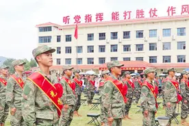 尊享高光时刻！书记送我去当兵！图片
