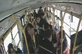 女乘客突然晕倒，一车热心人急伸援手图片