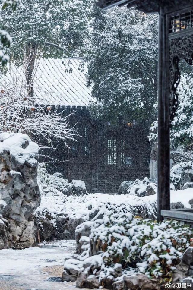 金陵飞雪讯，静待秦淮妆